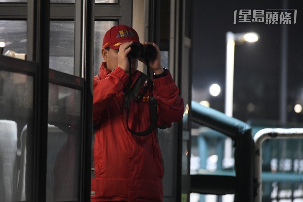 叶楚航 (图) 细心地观看「香港精神」(D241) 操练。 叶楚航 (图) 细心地观看「香港精神」(D241) 操练。