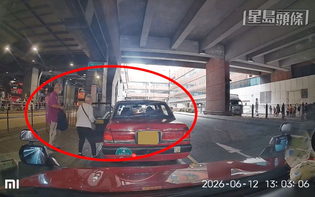 據樓主隨帖文上載的車cam片顯示,兩名一男一女的長者步履蹣跚地走近。(lomilkm@Threads影片截圖) 據樓主隨帖文上載的車cam片顯示,兩名一男一女的長者步履蹣跚地走近。(lomilkm@Threads影片截圖)
