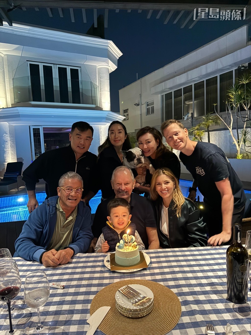 今天（三月十七日）是大摩的七十六歲生日，其新抱兼告東尼的女兒告津瑜(Antonia)，分享了舉家為大摩慶生的大合照。相片來源：告津瑜(Antonia)提供