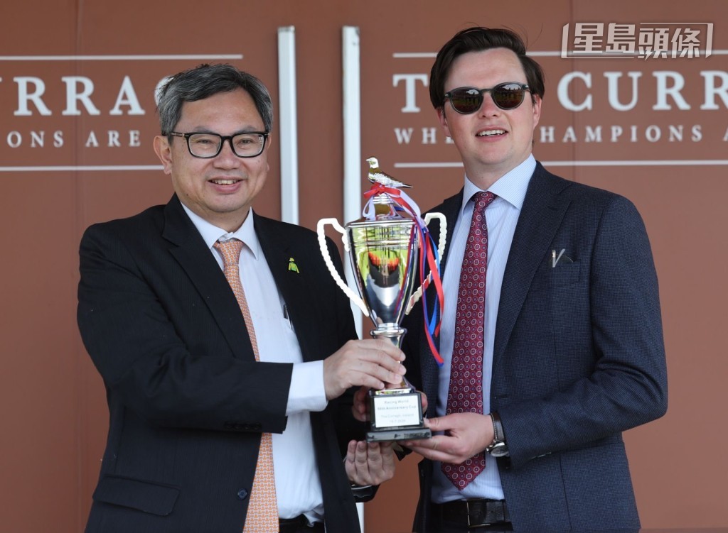 賽馬天下50周年盃由《賽馬天下》社長吳嵩 (左) 親自頒獎。 賽馬天下50周年盃由《賽馬天下》社長吳嵩 (左) 親自頒獎。
