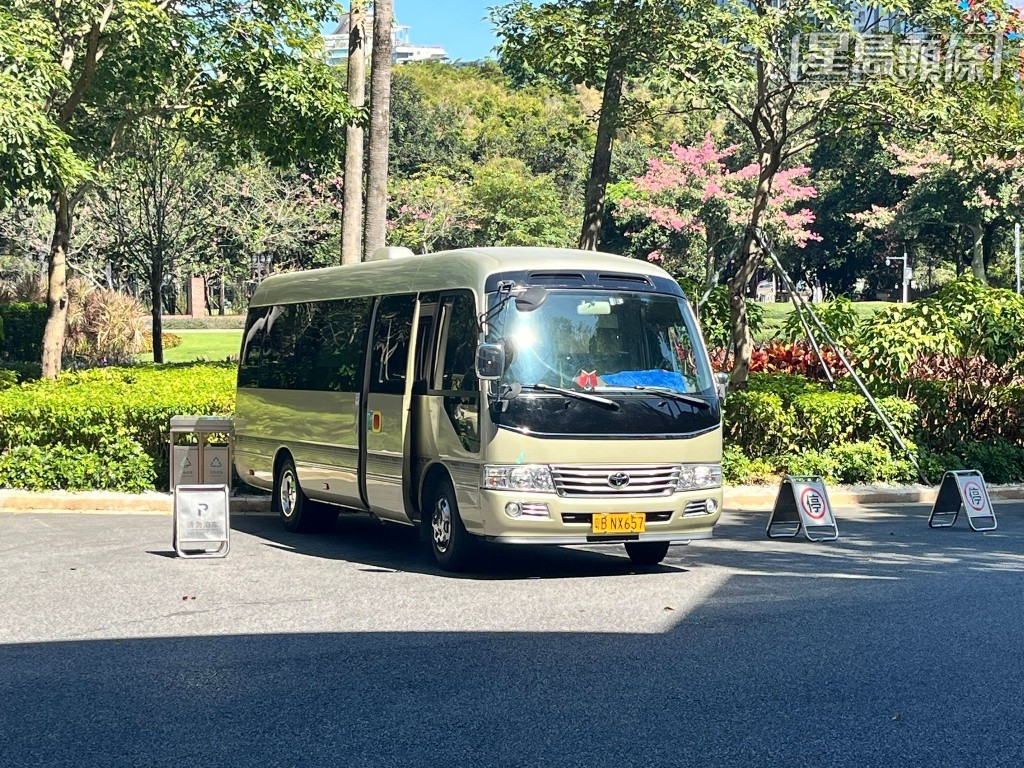 夏寶龍中午約12時乘坐專車離開。黃子龍攝