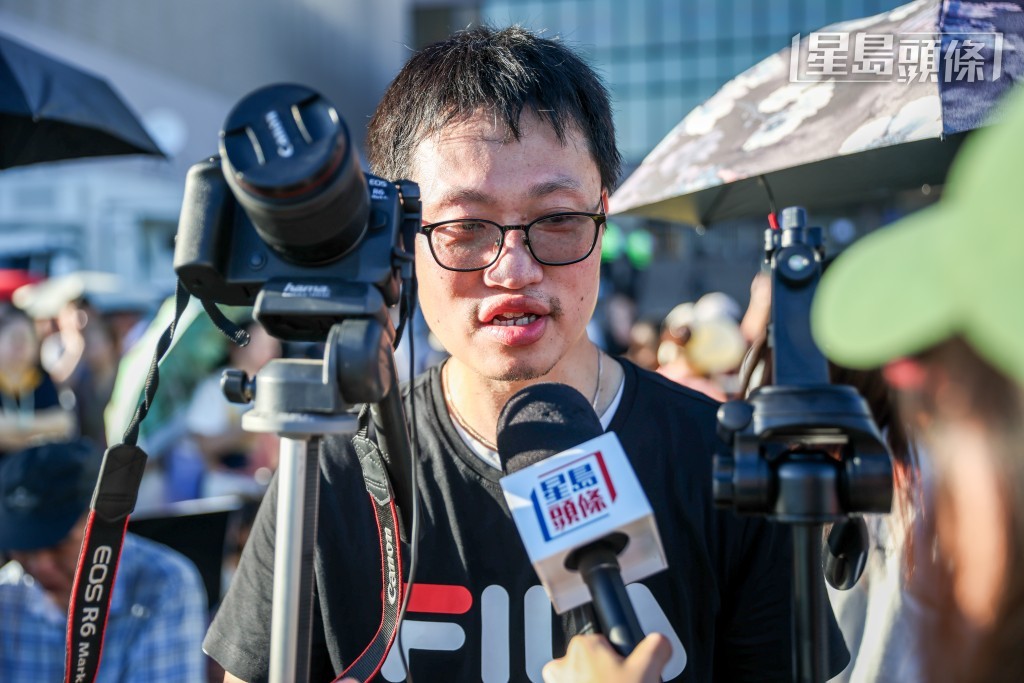 黃先生指今日中午一時許便到尖沙咀，帶齊相機腳架等設備站在最前排。