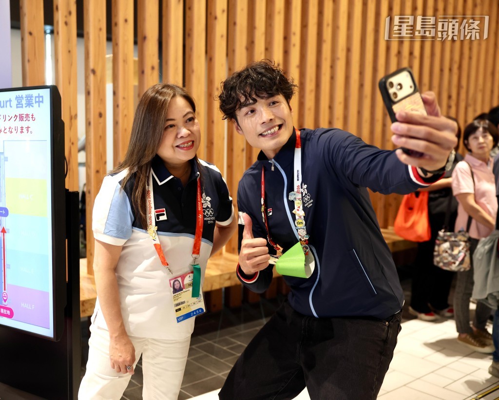 文化體育及旅遊局局長羅淑佩與前劍擊運動員、以記者身份採訪今屆亞運的張小倫自拍。徐嘉華攝 文化體育及旅遊局局長羅淑佩與前劍擊運動員、以記者身份採訪今屆亞運的張小倫自拍。徐嘉華攝