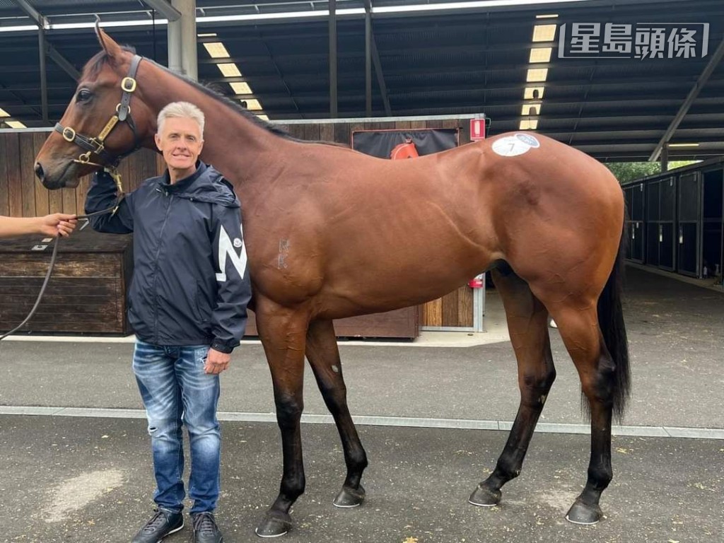 廖康鉻笑容燦爛，相信練者對此兩匹質新馬的前景充滿期待。