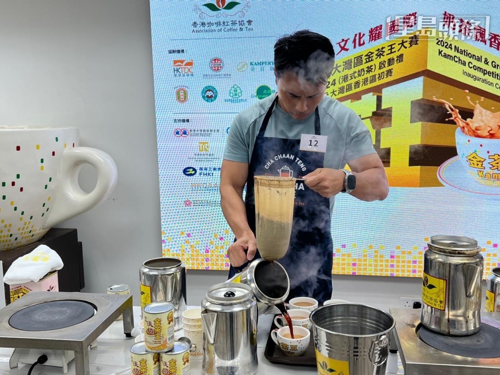 參賽者沖泡奶茶。 參賽者沖泡奶茶。