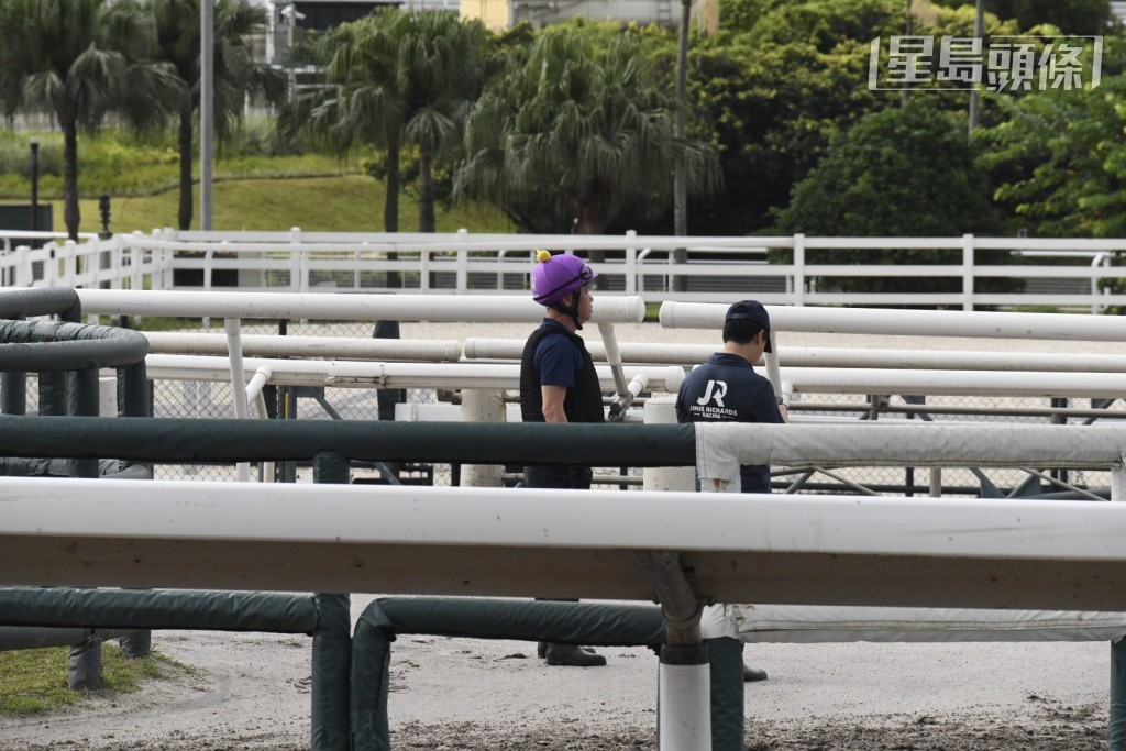 在場工作人員立即閉上返回馬房隧道的閘門,馬兒便停下來,幸好過程有驚無險。 在場工作人員立即閉上返回馬房隧道的閘門,馬兒便停下來,幸好過程有驚無險。