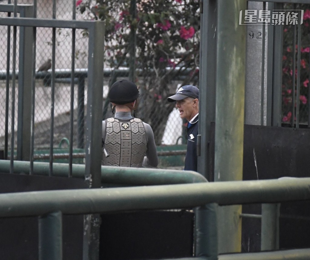 今早廖康铭 (右) 在机坪与霍宏声 (左) 倾谈，练者向声仔交代操练柯打。