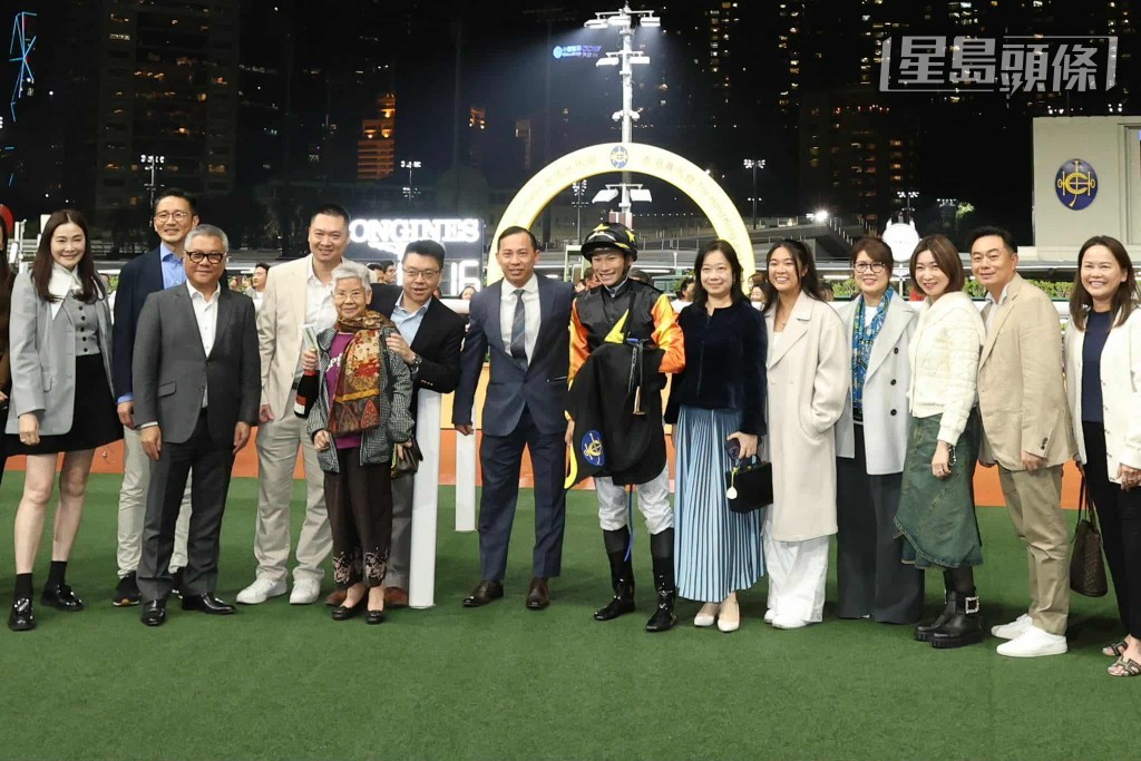  左六：「小磁怪」，「喵喵怪」馬主廖舜康 右二：「友瑩」系「小磁怪」成員楊毅