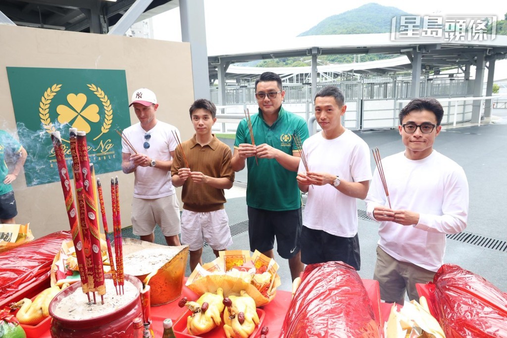 騎師方面,除了霍宏聲現身,其餘則以華將為主,包括何澤堯、楊明綸、鍾易禮和梁家俊,他們在上季都曾為伍廄效力並交出成績,伍鵬志表示希望新季與他們加強合作。 騎師方面,除了霍宏聲現身,其餘則以華將為主,包括何澤堯、楊明綸、鍾易禮和梁家俊,他們在上季都曾為伍廄效力並交出成績,伍鵬志表示希望新季與他們加強合作。
