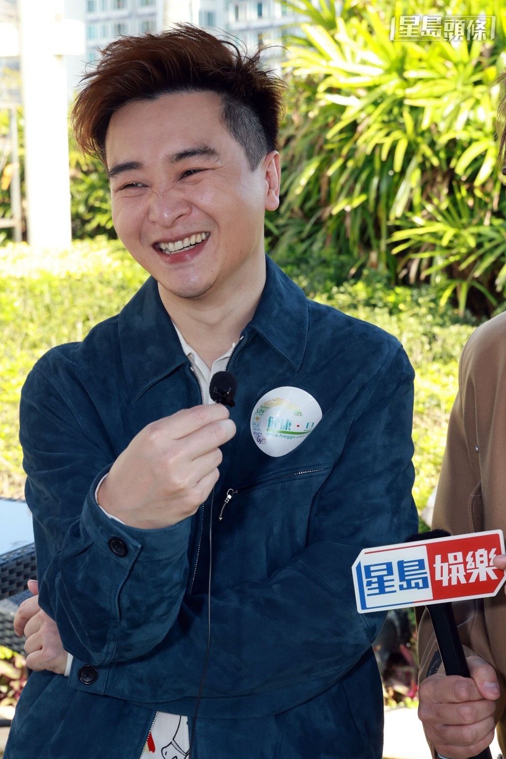 輝智提到歌迷會「永遠榮譽會長」拉姑就笑。