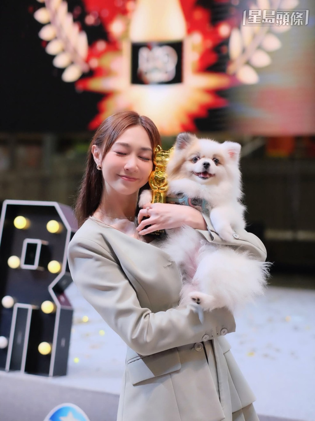 近年黄嘉雯 (图) 和数位友人开设达六千呎的宠物休闲旗舰，为猫猫狗狗和牠们的主人提供支援服务。