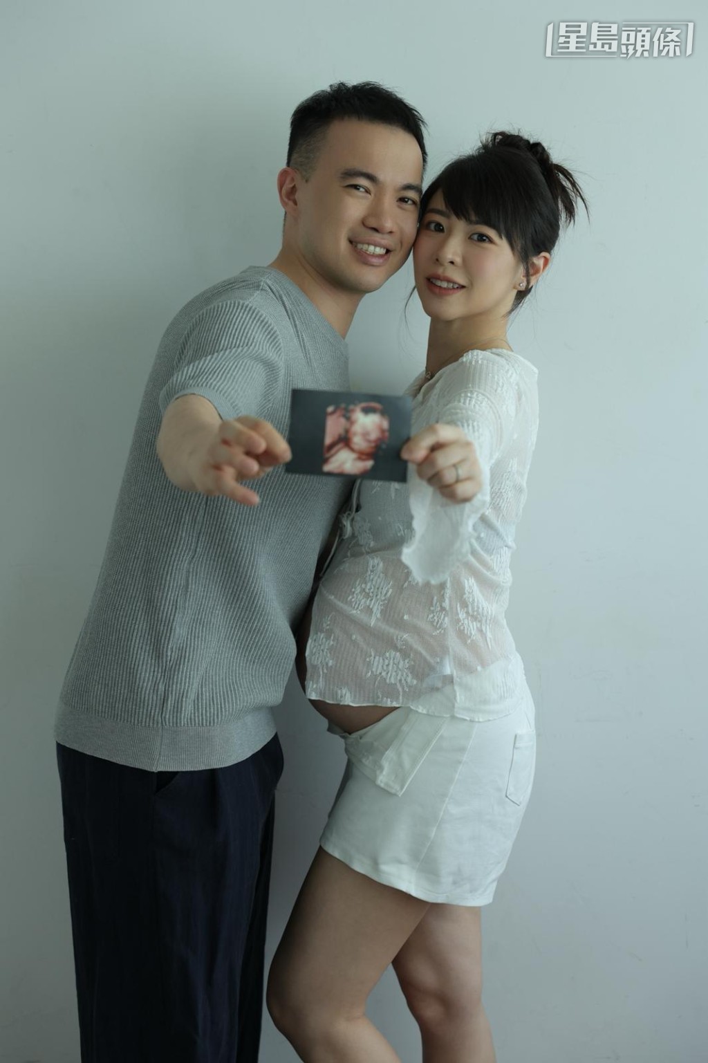 蒋嘉琦和本报记者分享和丈夫甜蜜相片,二人笑容灿烂,非常温馨甜蜜。相片来源:蒋嘉琦提供 蒋嘉琦和本报记者分享和丈夫甜蜜相片,二人笑容灿烂,非常温馨甜蜜。相片来源:蒋嘉琦提供