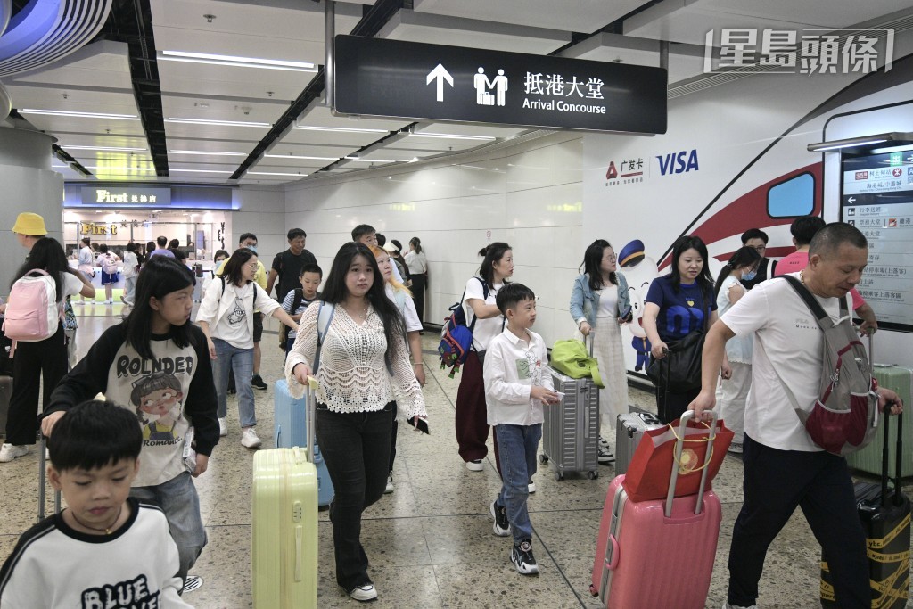 國慶黃金周西九龍高鐵站人頭湧湧。陳浩元攝