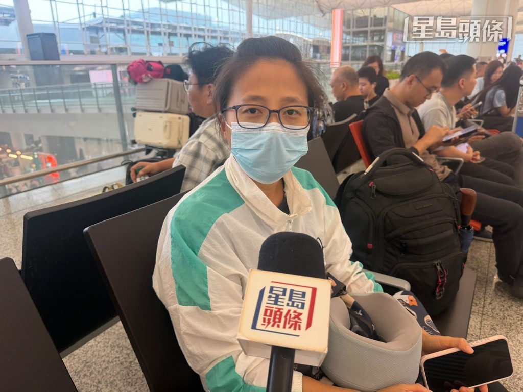 賀女士今日專程從內地乘坐高鐵來港,準備轉乘今晚9時45分的航班飛往美國洛杉磯,得知今晚有機會懸掛8號風球時,感到十分錯愕。 賀女士今日專程從內地乘坐高鐵來港,準備轉乘今晚9時45分的航班飛往美國洛杉磯,得知今晚有機會懸掛8號風球時,感到十分錯愕。