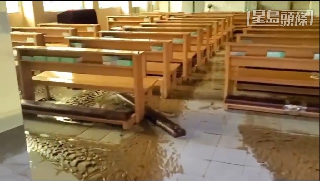 小聖堂在暴雨期間水浸，地面一片泥濘。  網上圖片