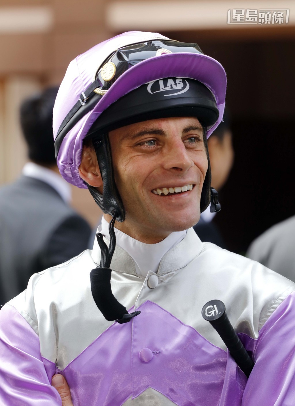 昨(28/6)日雷景勳 (圖) 在特夫方丹馬場贏出五場頭馬,令他季內頭馬數字上升至二百四十二場,並以四場頭馬領先霍勵賢。 昨(28/6)日雷景勳 (圖) 在特夫方丹馬場贏出五場頭馬,令他季內頭馬數字上升至二百四十二場,並以四場頭馬領先霍勵賢。