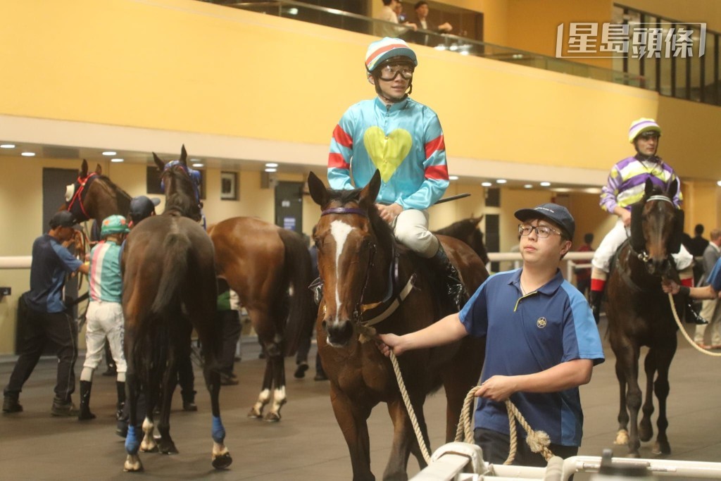 「翠兒威威」馬主陳橋森是周俊樂女友的父親,周俊樂當然希望今場能為未來外父贏馬補中。 「翠兒威威」馬主陳橋森是周俊樂女友的父親,周俊樂當然希望今場能為未來外父贏馬補中。