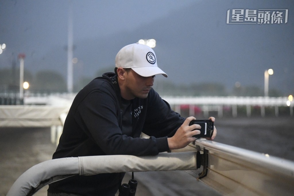 今晨沙田晨操,方嘉柏囝囝Ronan (圖) 在欄邊,以手機細心拍下「富心星」及「大千氣象」整個操練過程。 今晨沙田晨操,方嘉柏囝囝Ronan (圖) 在欄邊,以手機細心拍下「富心星」及「大千氣象」整個操練過程。
