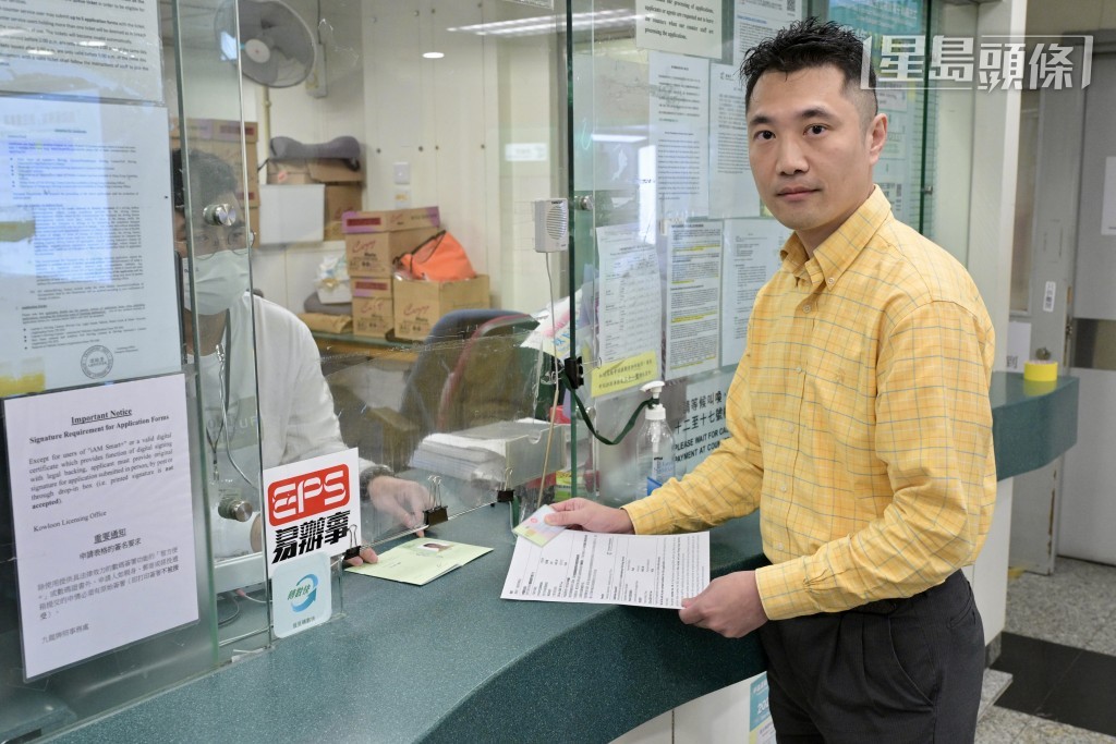 申請人憑收據和身份證明文件,在同一牌照處指定櫃位取證。蘇正謙攝 申請人憑收據和身份證明文件,在同一牌照處指定櫃位取證。蘇正謙攝