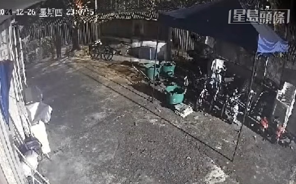 賊人偷走一部單車。閉路電視片段截圖