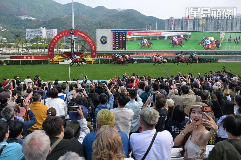 今季沙田與跑馬地馬場的旅客人數創新高,達到401,259人,較上季增長一倍。 今季沙田與跑馬地馬場的旅客人數創新高,達到401,259人,較上季增長一倍。