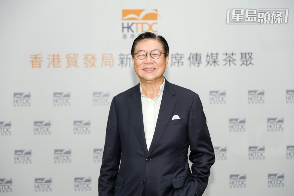 新任香港貿易發展局主席馬時亨對傳媒講述未來兩年任期的五大發展願景。 新任香港貿易發展局主席馬時亨對傳媒講述未來兩年任期的五大發展願景。