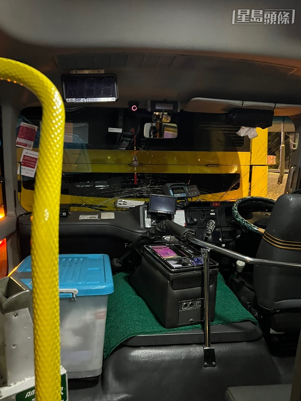 小巴擋風玻璃碎裂。黃俊華攝