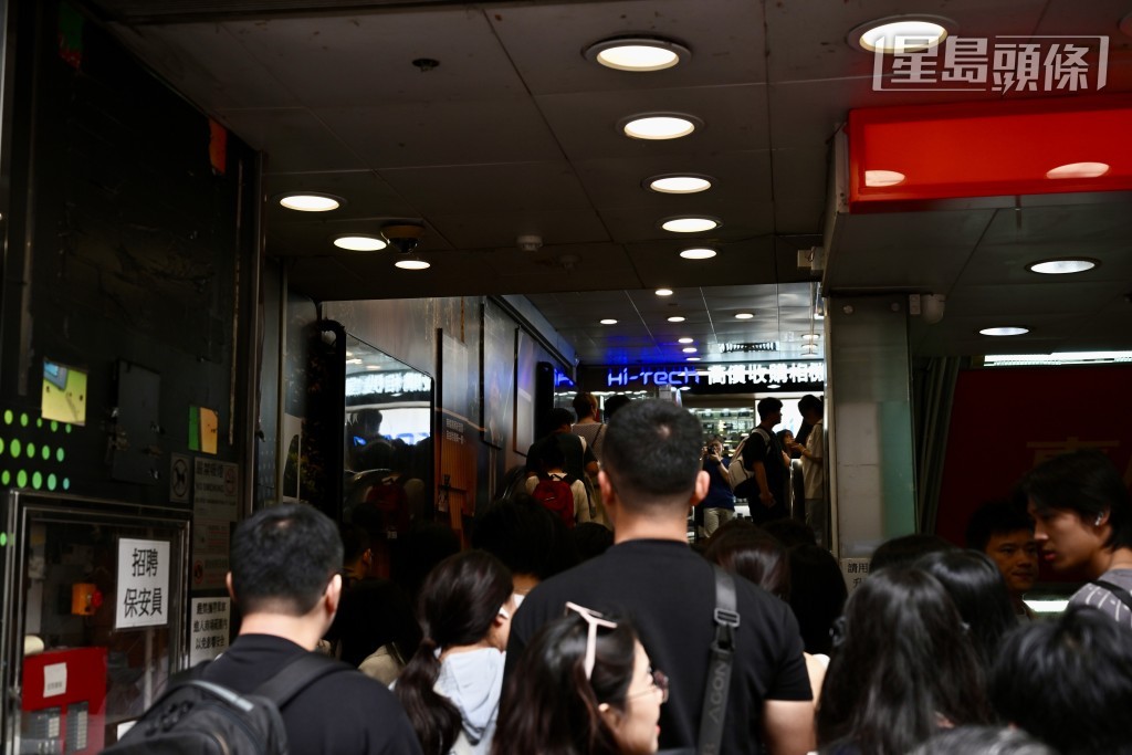 「星際城市」人流暢旺，門口一度導致行人路阻塞。