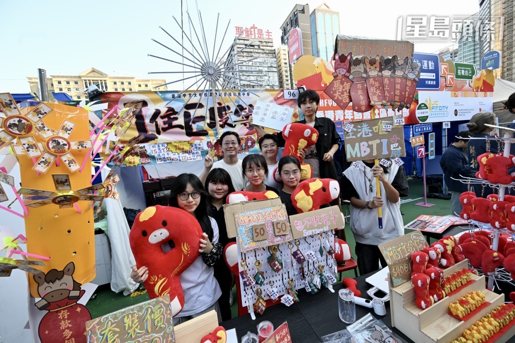天水圍的香港中文大學校友會聯會張煊昌中學今年首次「衝出大西北」，由100位學生自行設計的馬年主題產品。