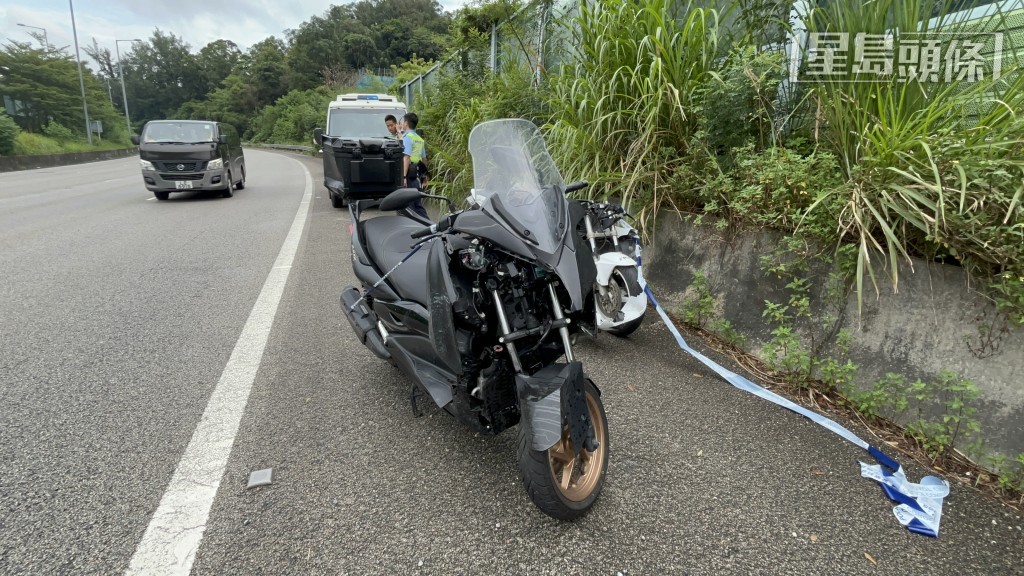 车祸其中涉及2辆电自行车。杨伟亨摄