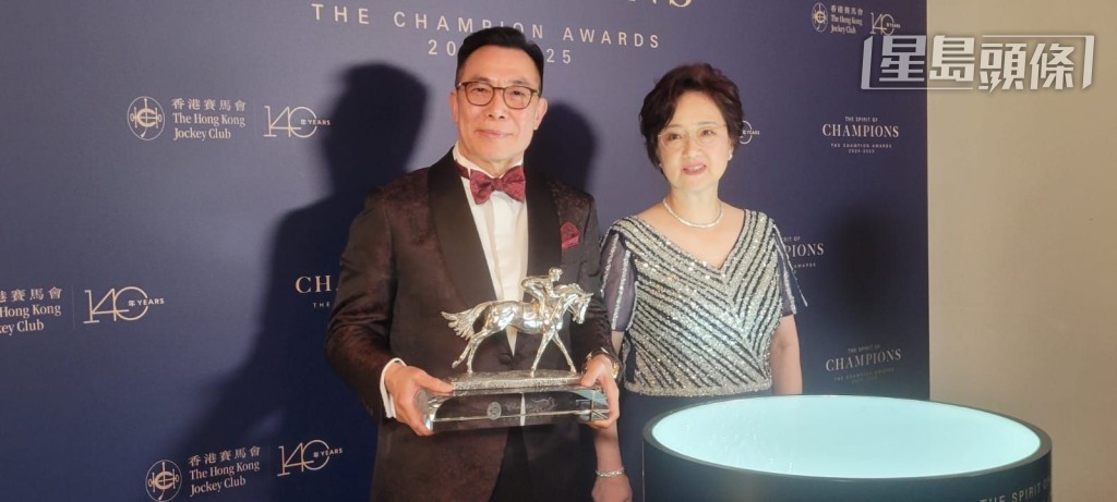 梁錫光 (左) 感謝各界對「嘉應高昇」的關心和支持，期望馬兒周末跑出理想成績。