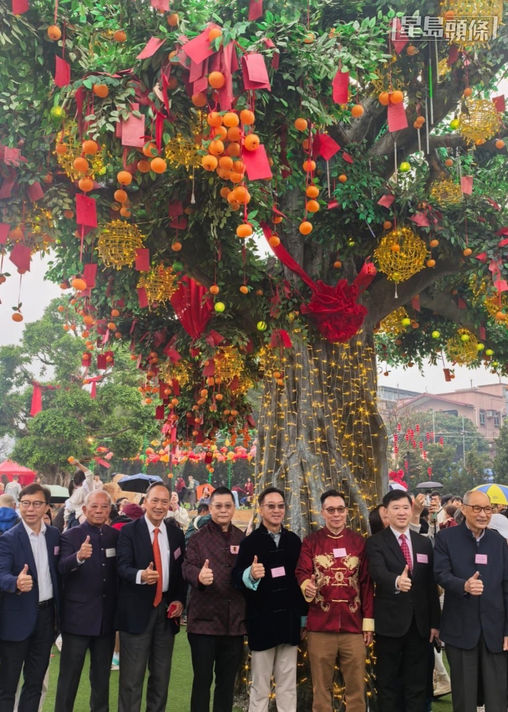 日前林村举行「嘉应高升」巨型油画揭幕仪式,「嘉应高升」马主梁锡光 (右三) 获邀出席,和香港乡议局主席(「铁甲骕龙」马主)刘业强议员 (右四) 等人一起主持揭幕仪式。 日前林村举行「嘉应高升」巨型油画揭幕仪式,「嘉应高升」马主梁锡光 (右三) 获邀出席,和香港乡议局主席(「铁甲骕龙」马主)刘业强议员 (右四) 等人一起主持揭幕仪式。