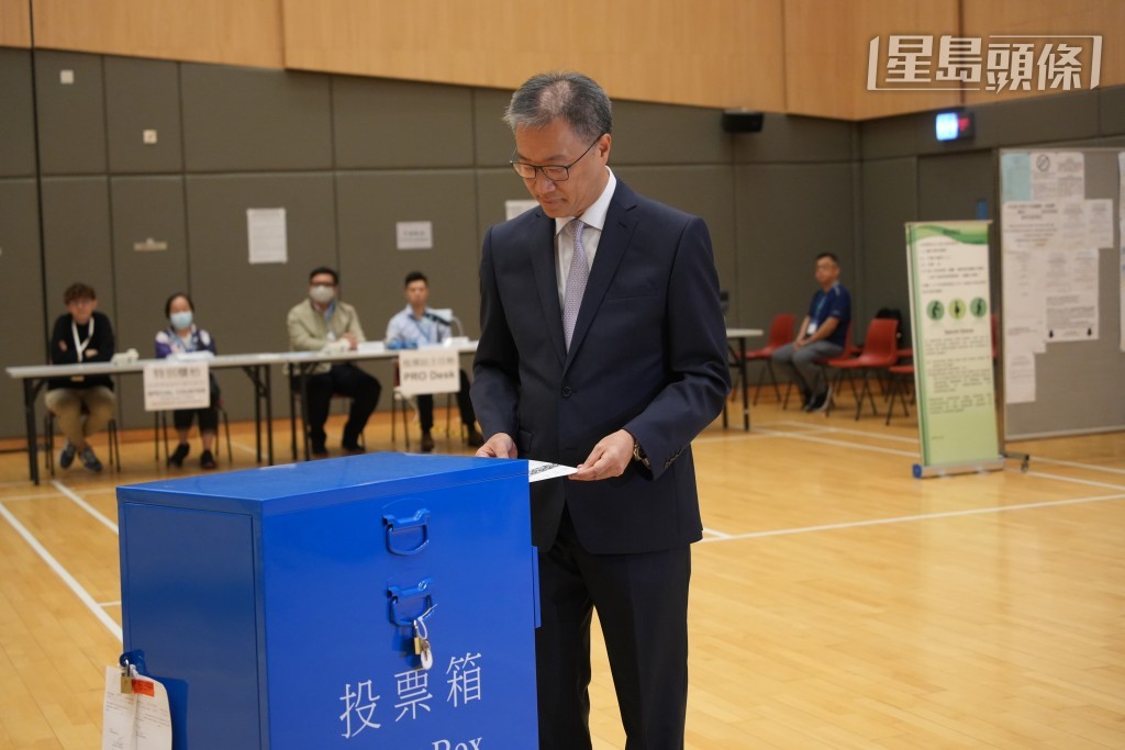 陆启康模拟当日投票情况。吴艳玲摄
