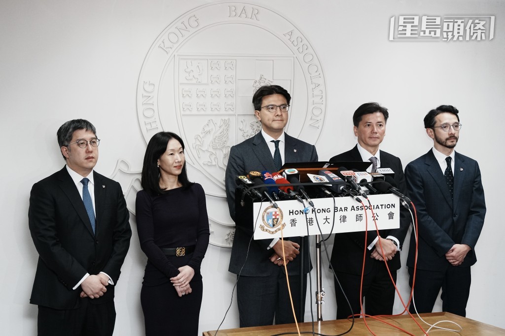 毛樂禮與新一屆執委會的執事會後會見傳媒。