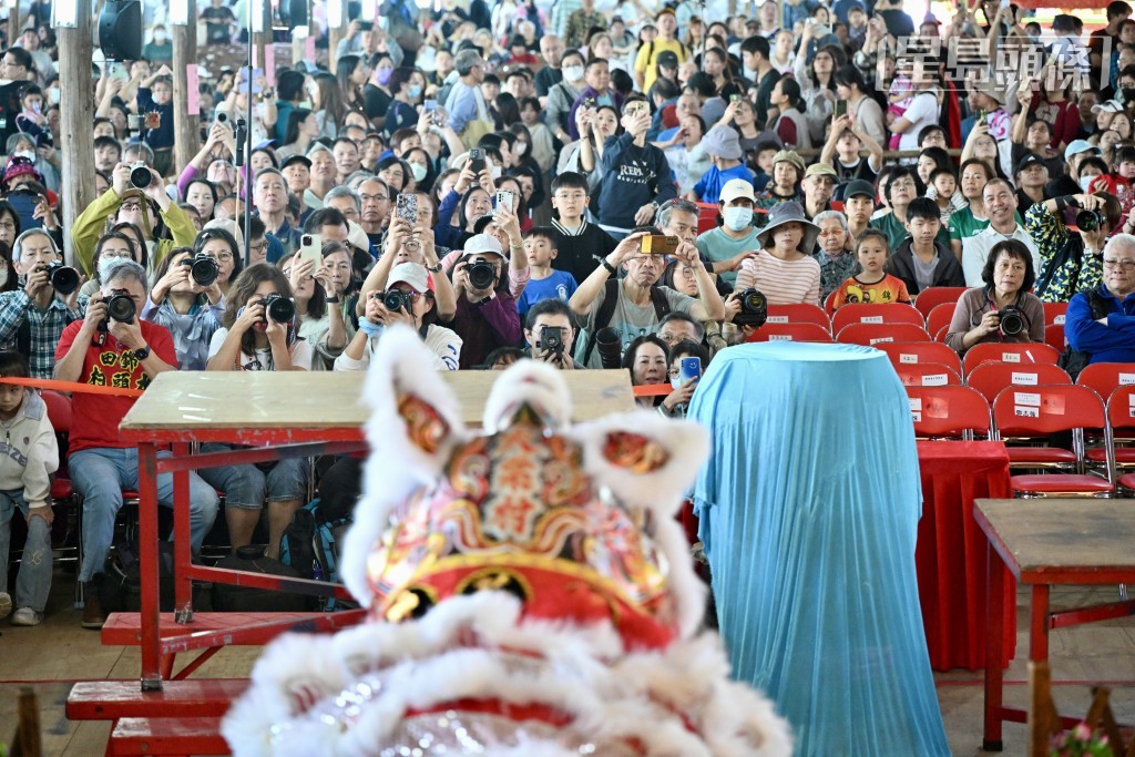 粵港澳三地共28支頂尖龍獅隊齊聚錦田，賽場內人聲鼎沸。