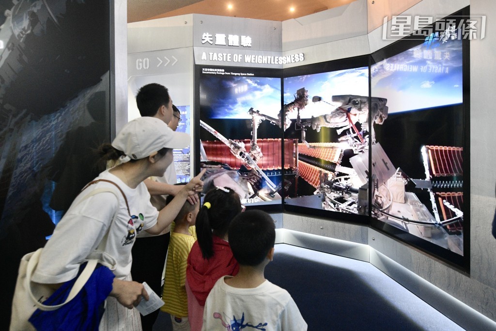 不少市民帶同子女到太空館參觀,感受「香港人上太空」的氣氛。 不少市民帶同子女到太空館參觀,感受「香港人上太空」的氣氛。