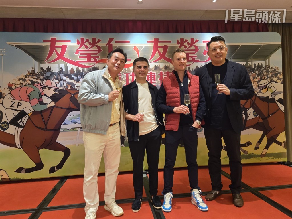 「友莹」系马主杨毅 (左) 与骑练功臣潘顿、艾兆礼及伍鹏志合照。