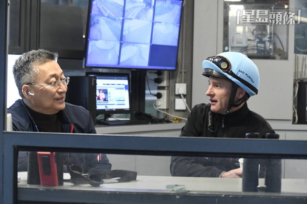 潘頓 (右) 為「紅錢到」操練後，立即返回烽火台向威哥 (左) 匯報。