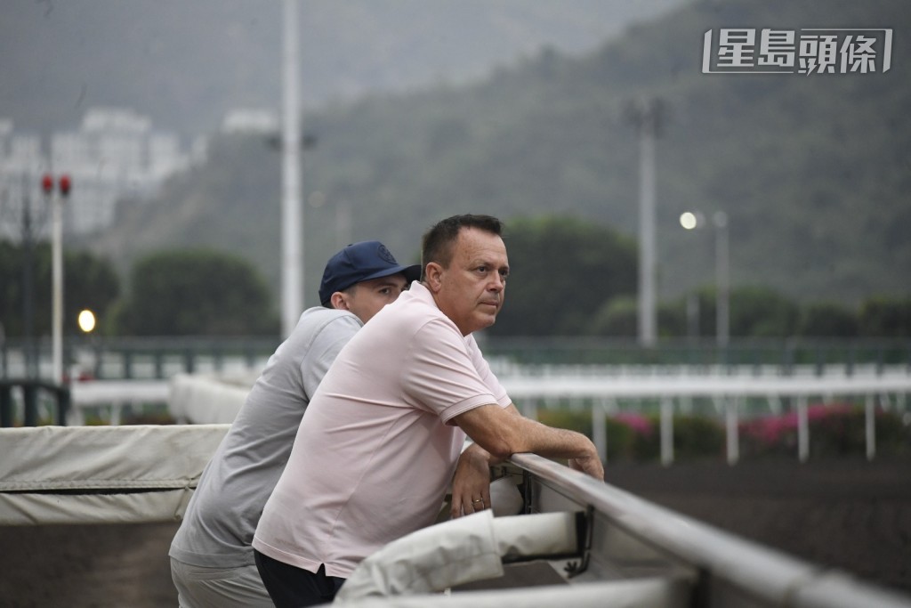 方嘉柏一早到場觀操,其中「滿心星」(K054) 和「喜馬」(K347)操練時,練者全程緊張地吼實,目光沒有離開過這兩匹有程馬。 方嘉柏一早到場觀操,其中「滿心星」(K054) 和「喜馬」(K347)操練時,練者全程緊張地吼實,目光沒有離開過這兩匹有程馬。