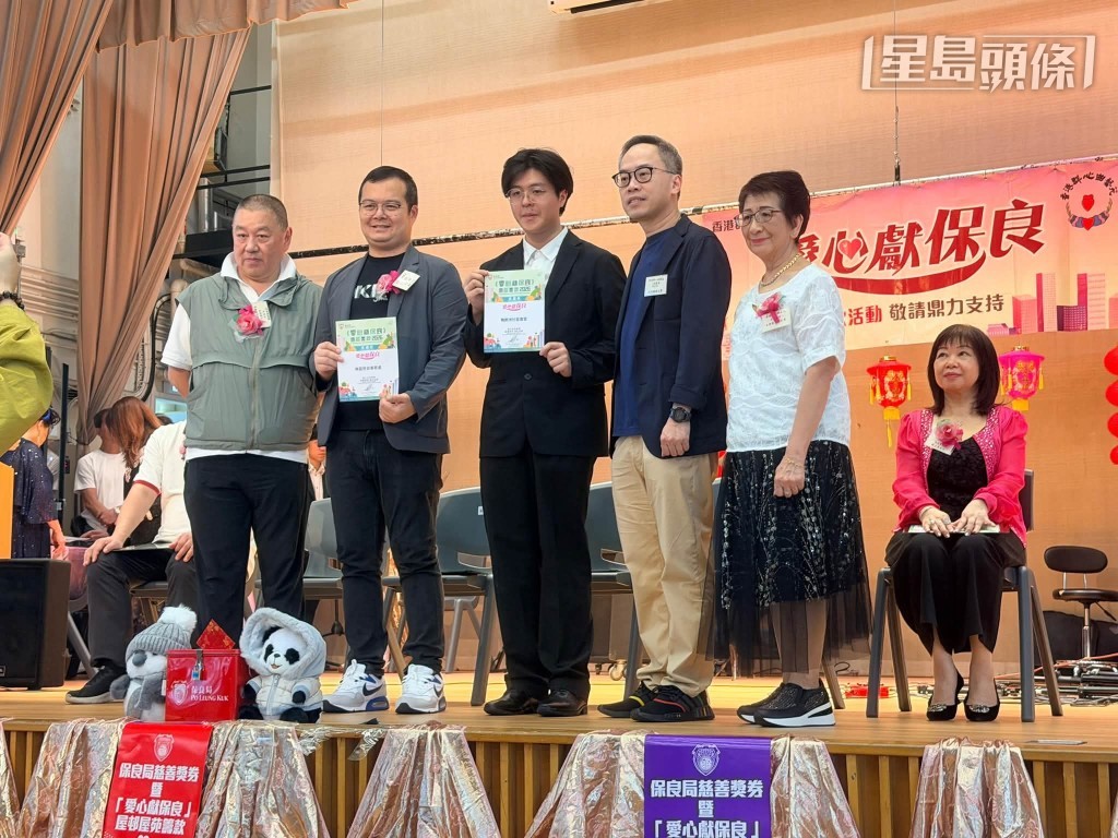 「寶成」系馬主蕭煒忠 (右二) 相信身教的重要性,不時和太太及兩位女兒參與義務工作,教育下一代關心社群。相片來源:蕭煒忠IG 「寶成」系馬主蕭煒忠 (右二) 相信身教的重要性,不時和太太及兩位女兒參與義務工作,教育下一代關心社群。相片來源:蕭煒忠IG