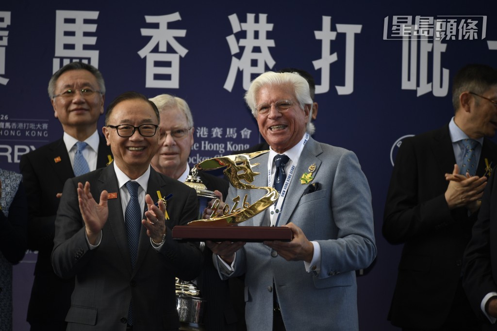 鄧思高(右)說：「『白鷺金剛』 將於本月十七日試閘，並於九月二十七日三級賽千四米慶典盃復出，試閘及帥權均由霍宏聲接手。」