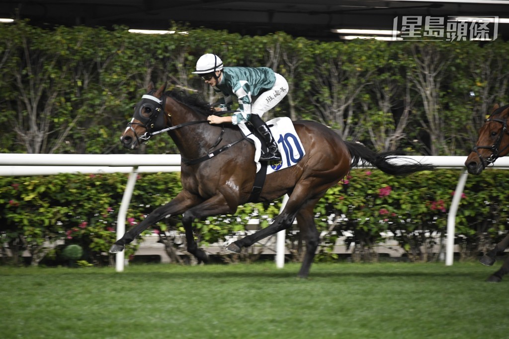 內地馬業大馬主張月勝在中國創辦的玉龍馬業非常著名，他在港首匹愛駒「展宏圖」（已退役）於廖康銘的訓練下取得兩場頭馬。