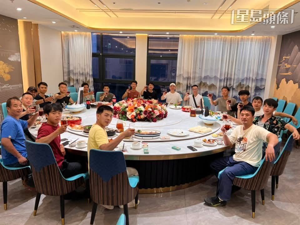 日前巫偉傑前往從化，檢視旗下馬匹，並宴請從化馬房員工，大家開心晚宴，為各員工打打氣。相片來源：巫偉傑Facebook