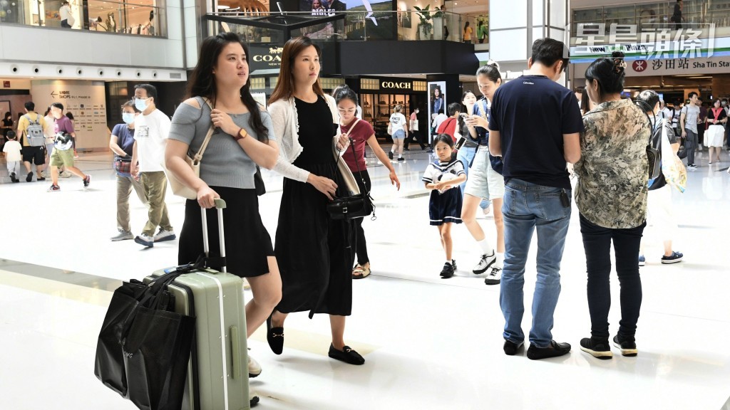 政府指國慶黃金周期間即使受颱風影響,入境旅客仍達到約164萬人次,當中內地入境旅客超過140萬人次,訪港旅客數字理想。資料圖片 政府指國慶黃金周期間即使受颱風影響,入境旅客仍達到約164萬人次,當中內地入境旅客超過140萬人次,訪港旅客數字理想。資料圖片
