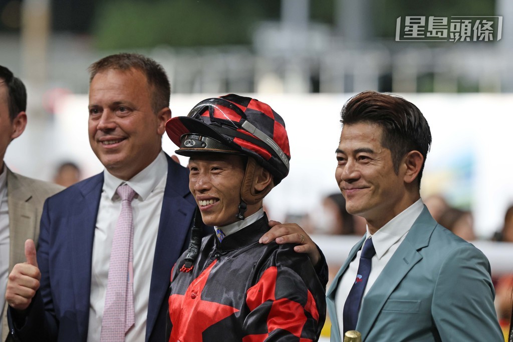 何澤堯(中)與馬主郭富城(右)慶祝「舞林密碼」的勝利。 何澤堯(中)與馬主郭富城(右)慶祝「舞林密碼」的勝利。