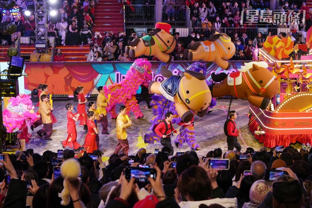 第二架花車是香港賽馬會的「與你並肩 共迎新春」。