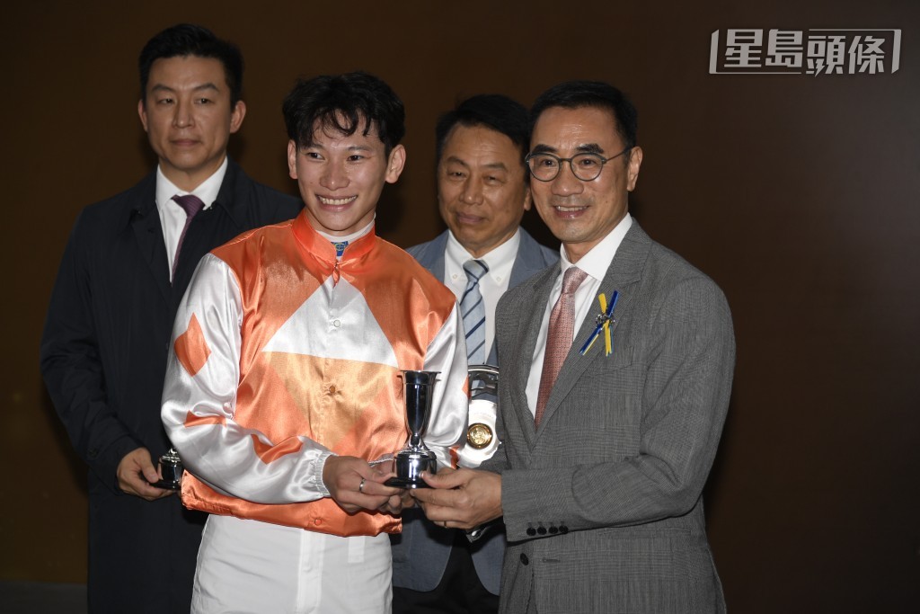 方嘉柏今季贏得69場頭馬,第五度登上香港冠軍練馬師寶座。 方嘉柏今季贏得69場頭馬,第五度登上香港冠軍練馬師寶座。