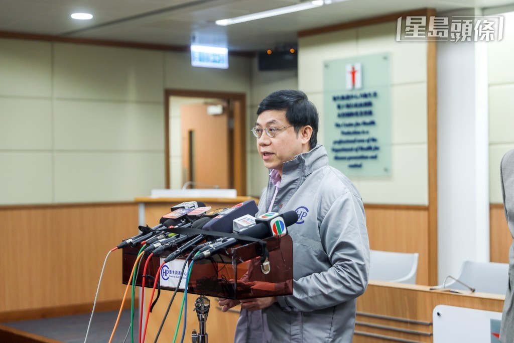 衞生署衞生防護中心傳染病處主任歐家榮(中)。