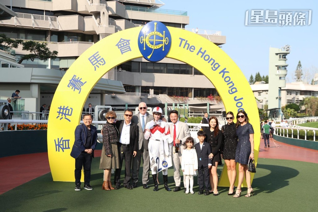 賽後「時時歡欣」馬主王經緯說:「『時時歡欣』父系Charm Spirit顯示能跑泥地,希望馬兒健康良好,升上二班後可以再勝,盡力爭取二班的一百五十萬額外獎金。」 賽後「時時歡欣」馬主王經緯說:「『時時歡欣』父系Charm Spirit顯示能跑泥地,希望馬兒健康良好,升上二班後可以再勝,盡力爭取二班的一百五十萬額外獎金。」