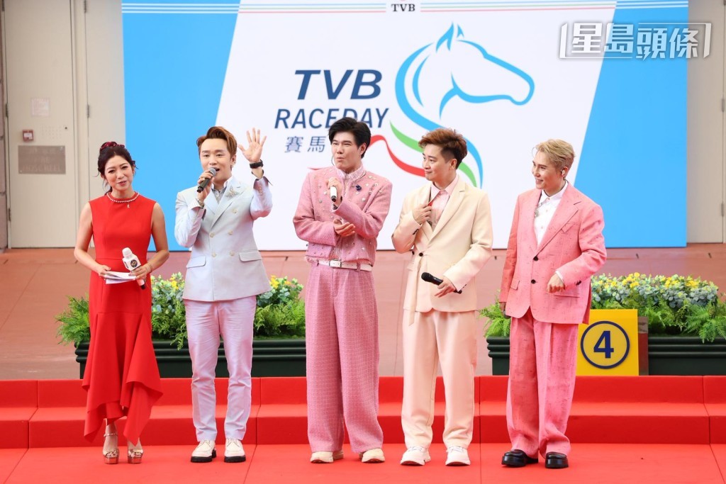 賽前《中年好聲音》的譚輝智、張與辰和劉威煌等在開跑前於馬匹亮相圈獻唱,各自有粉絲拉大隊到場支持,成功炒熱氣氛。 賽前《中年好聲音》的譚輝智、張與辰和劉威煌等在開跑前於馬匹亮相圈獻唱,各自有粉絲拉大隊到場支持,成功炒熱氣氛。